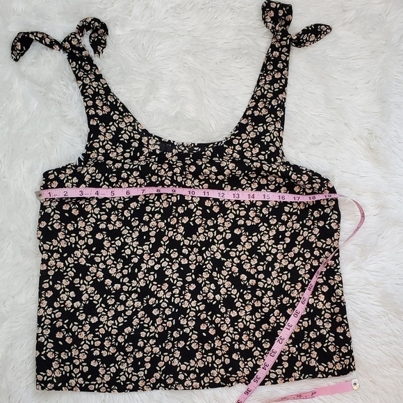 BLACK Floral Sleeveless Top Size Large By So Nwt - Picture 7 of 9
